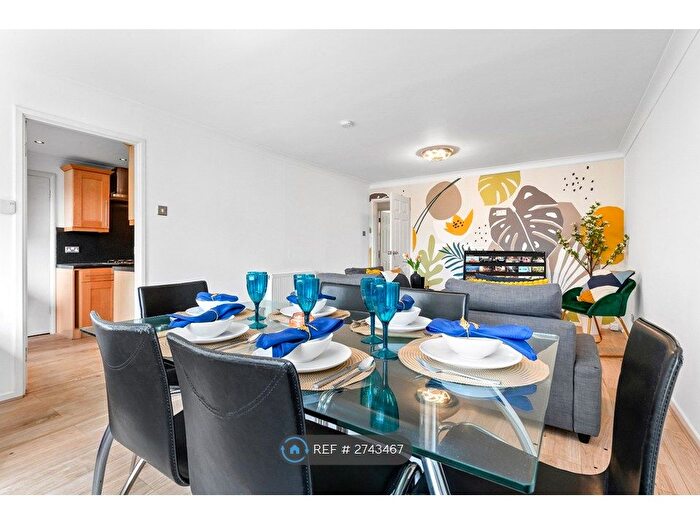 2 Bedroom Flat To Rent In Rutland Place, Bushey, WD23