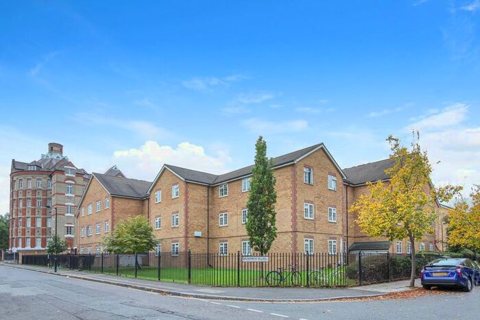 1 Bedroom Flat To Rent In Gables Close, London, SE5