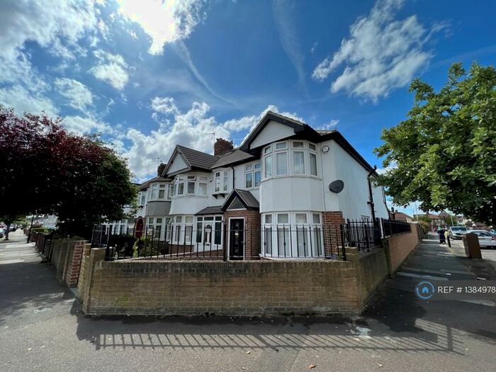 3 Bedroom End Of Terrace House To Rent In Chatsworth Drive, Enfield, EN1