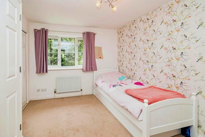 3 Bedroom Town House For Sale In Copse Close, Slough, SL1