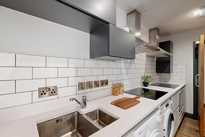 6 Bedroom Flat To Rent In Hoods Hideout, - Houndsgate, NG1