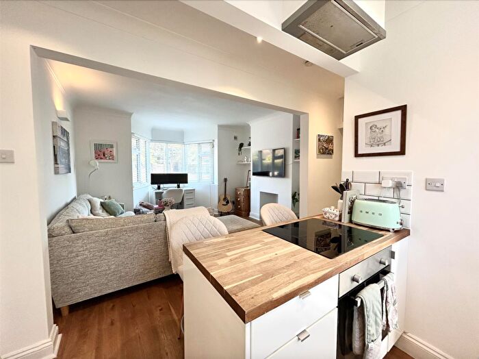 1 Bedroom Flat To Rent In Grantham Lodge, Hadleigh Road, Leigh-On-Sea, SS9