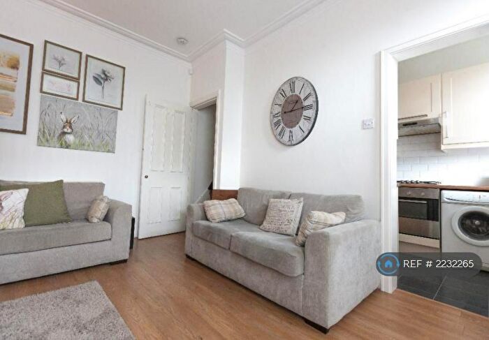2 Bedroom End Of Terrace House To Rent In Rosemont Grove, Leeds, LS13