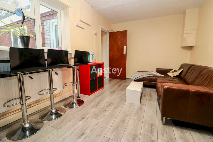 4 Bedroom Semi-Detached House To Rent In Woodcote Road, Southampton, SO17