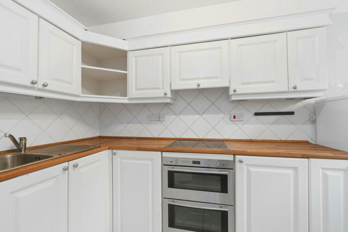 1 Bedroom Apartment To Rent In Queens Road, Weybridge, KT13