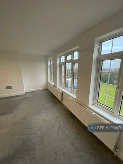 2 Bedroom Flat To Rent In Tabor Court, Cheam, Sutton, SM3