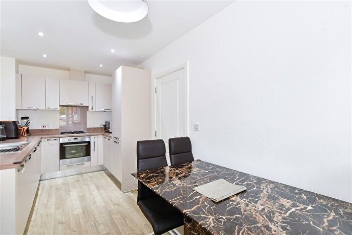 4 Bedroom Town House For Sale In Colyn Drive, Maidstone, Kent, ME15