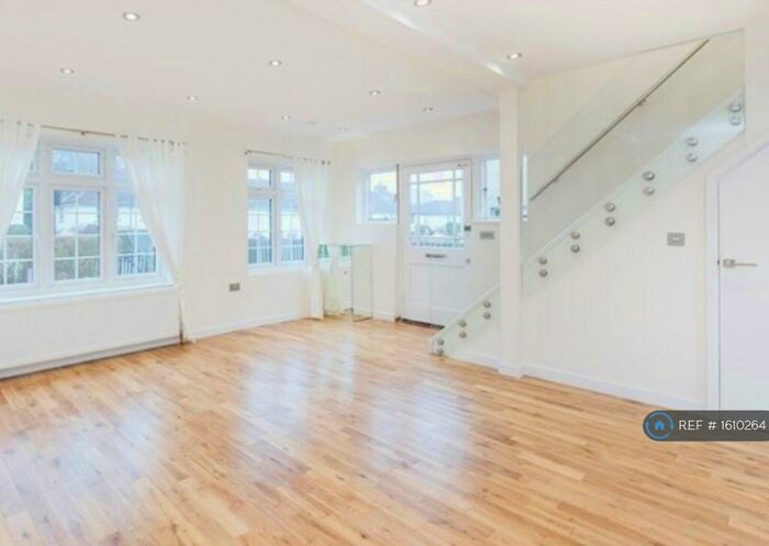 3 Bedroom Semi-Detached House To Rent In Halliwick Road, London, N10