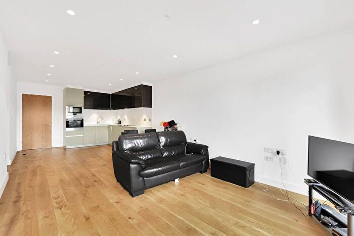 2 Bedroom Flat To Rent In Rathbone Market, Canning Town, London, E16