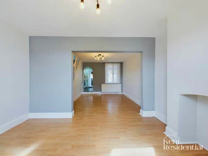 3 Bedroom End Of Terrace House To Rent In Mount Road, Chatham, ME4