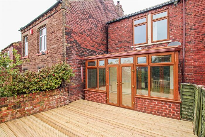 3 Bedroom End Terrace House For Sale In Runtlings Lane, Ossett, WF5
