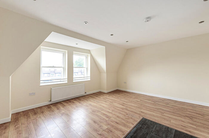 4 Bedroom Apartment To Rent In Colas Mews, Kilburn, London, NW6