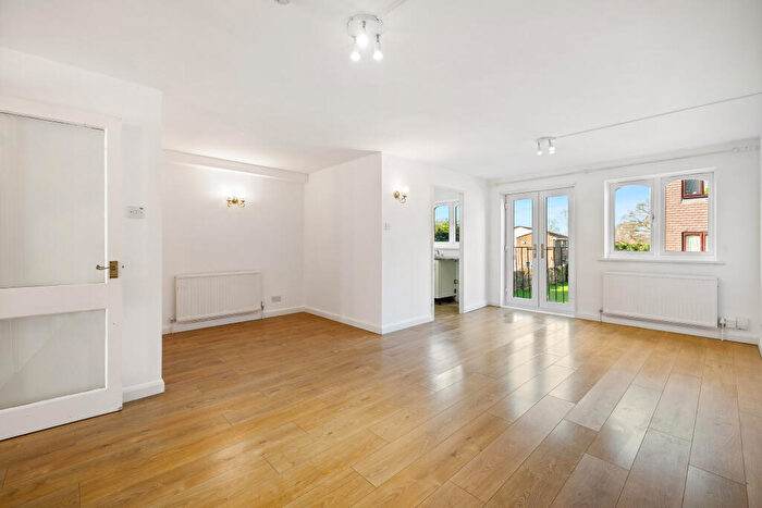 2 Bedroom Apartment For Sale In Ref: Gk - Sequoia Park, Crawley, RH11