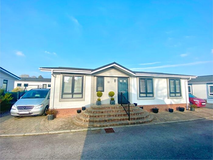 2 Bedroom Mobile/park Home For Sale In Southwick Road, North Boarhunt, Fareham, PO17