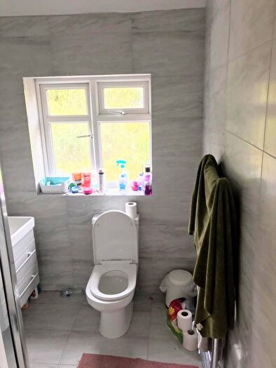 4 Bedroom Semi-Detached House To Rent In Beech Grove, Guildford, GU2