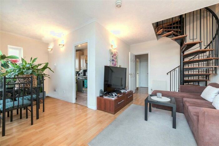 3 Bedroom Flat To Rent In York House, De Quincey Mews, London, E16