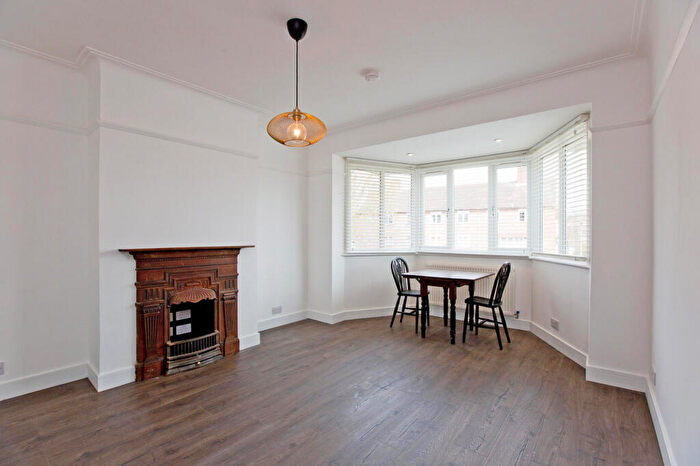 2 Bedroom Flat To Rent In Torrington Park, London, N12