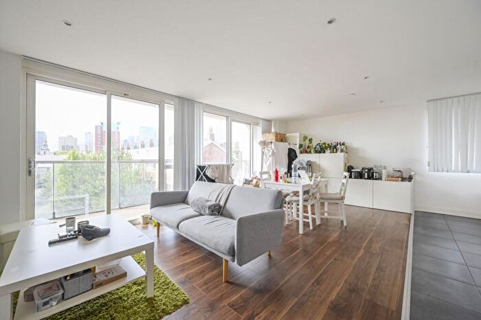 2 Bedroom Flat To Rent In Panoramic Tower, Poplar, London, E14