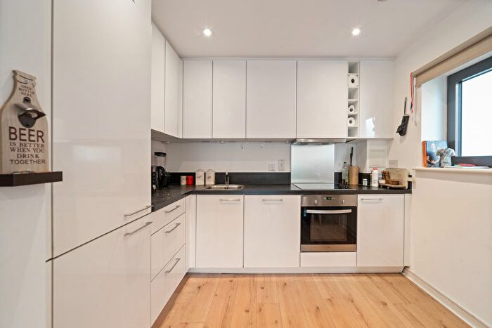 2 Bedroom Flat To Rent In Putney Hill, Putney, London, SW15