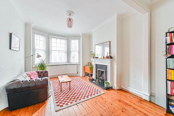 1 Bedroom Flat To Rent In Hackford Road, Oval, London, SW9