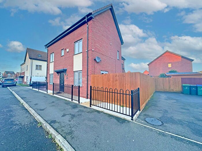 4 Bedroom Semi Detached House For Sale In Thursfield Road, Tipton, DY4
