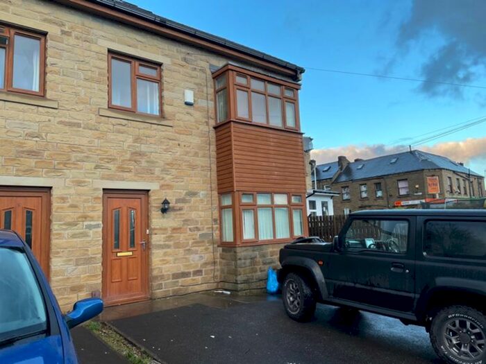 4 Bedroom Semi-Detached House To Rent In Wasp Nest Road, Huddersfield, HD1