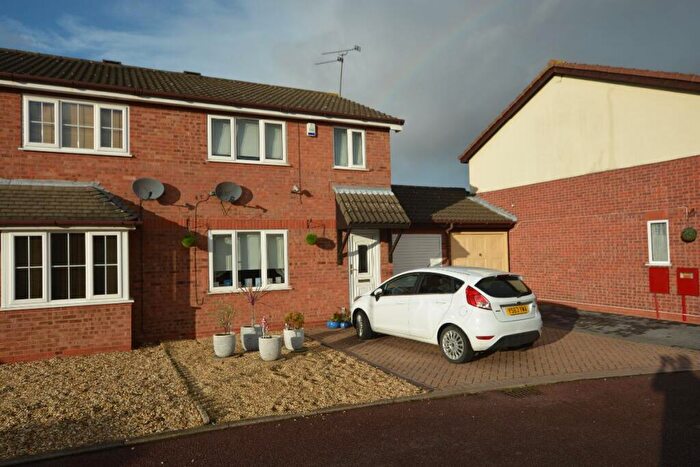 3 Bedroom Semi Detached House To Rent In Briar Close, S80