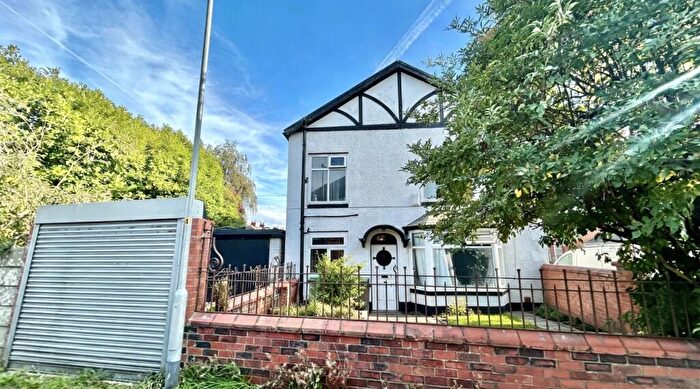 4 Bedroom Semi-Detached House For Sale In Limeside Road, Oldham, OL8