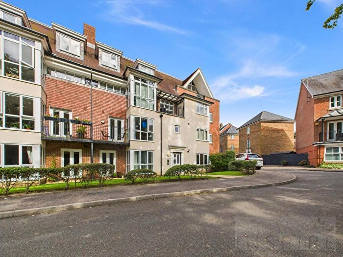 2 Bedroom Flat For Sale In Stone Court, Crawley, RH10