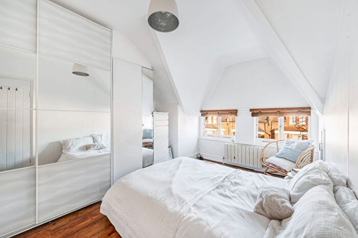 2 Bedroom Flat For Sale In Nemoure Road, London, W3