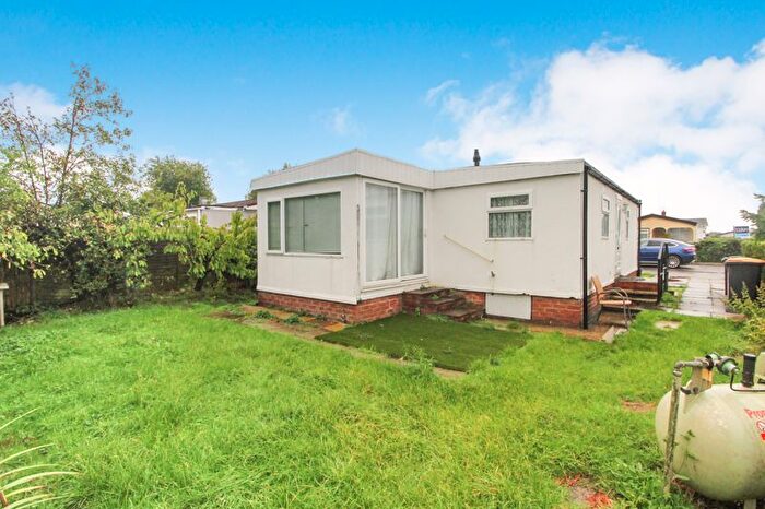 2 Bedroom Mobile/park Home For Sale In Woodland Park, Wilstead, MK45