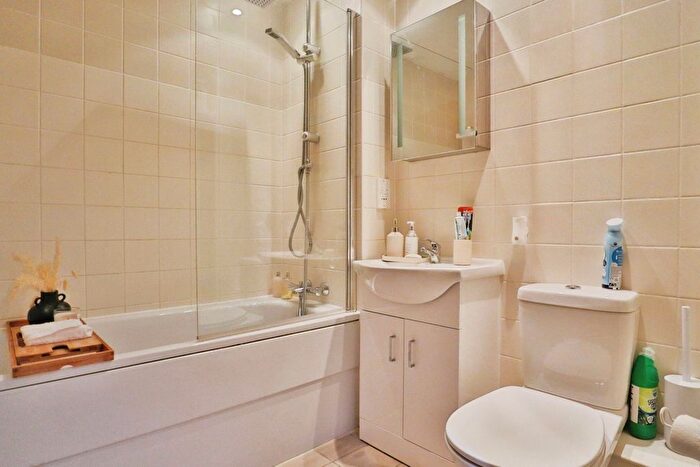 2 Bedroom Flat For Sale In City Walk, Leeds, West Yorkshire, LS11