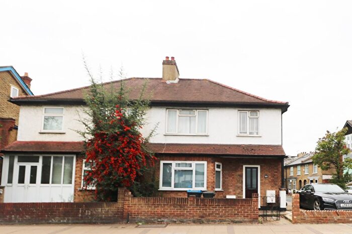 2 Bedroom Flat To Rent In Hartfield Road, Wimbledon, London, SW19