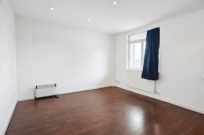 2 Bedroom Flat To Rent In Treadway Street, London, E2