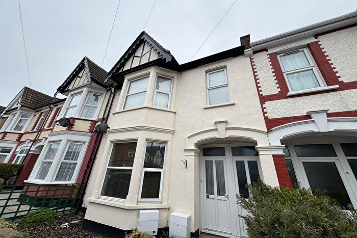 1 Bedroom Flat To Rent In Bedroom Ground Floor Flat In Westcliff On Sea, SS0