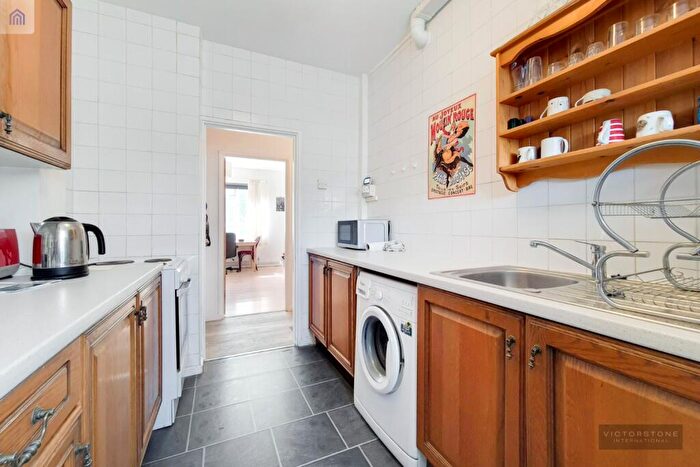 3 Bedroom Apartment To Rent In Marshall House, Cranston Estate, Shoreditch, London, N1