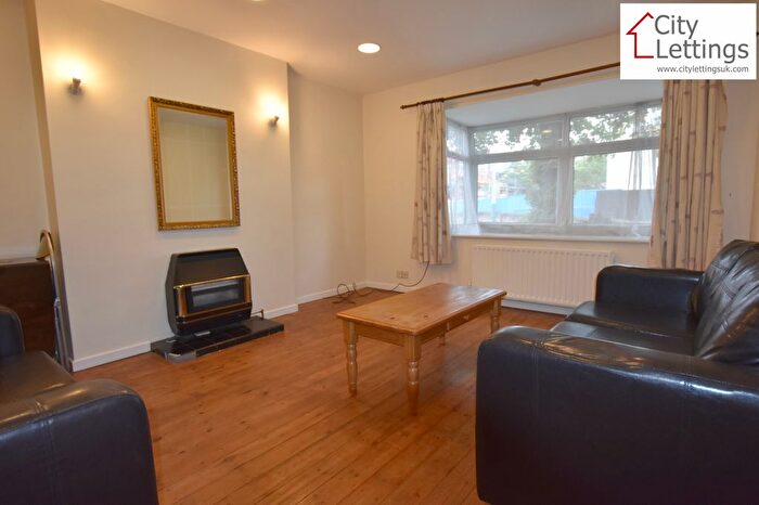 2 Bedroom Flat To Rent In Waverley Street, Nottingham, NG7