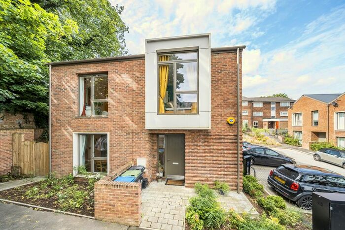 3 Bedroom Semi-Detached House To Rent In Ravensdale Gardens, London, SE19