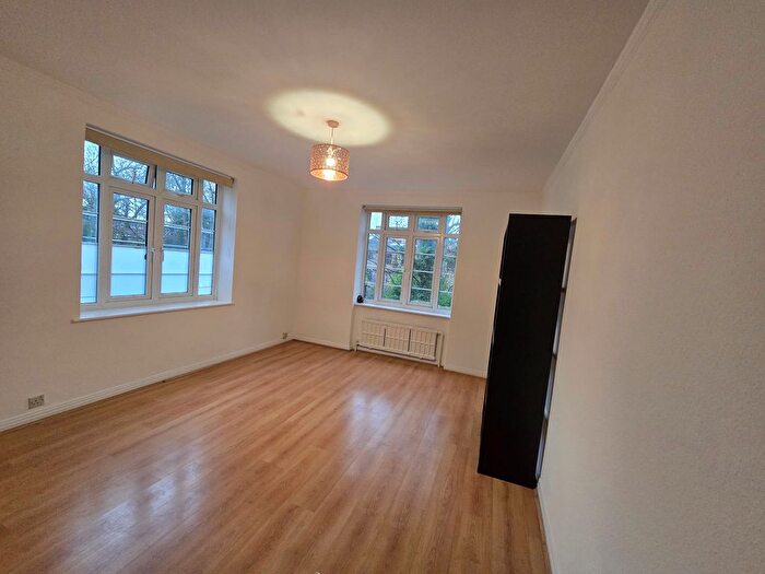 1 Bedroom Flat To Rent In Brook Lodge, North Circular Road, London, NW11