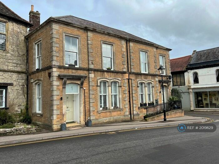 2 Bedroom Flat To Rent In Castle Street, Mere, Warminster, BA12
