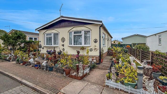 2 Bedroom Park Home For Sale In Little Meadow, Woodside Home Park, Woodside, LU1