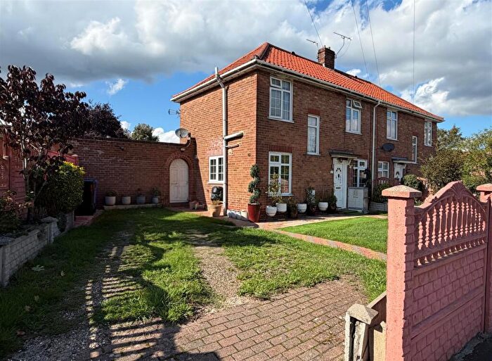 3 Bedroom Semi-Detached House For Sale In Gilbard Road, Norwich, NR5