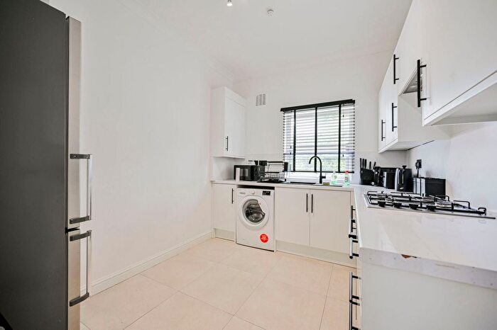 3 Bedroom Flat For Sale In Elyne Road, Harringay, London, N4