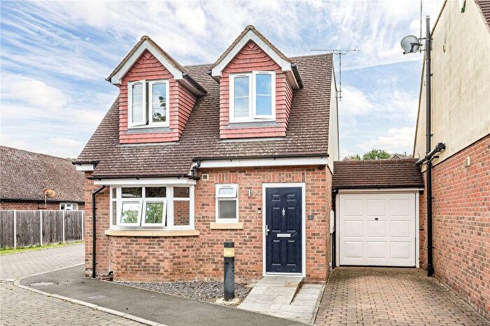 3 Bedroom Link Detached House For Sale In Park Close, Byfleet, West Byfleet, Surrey, KT14