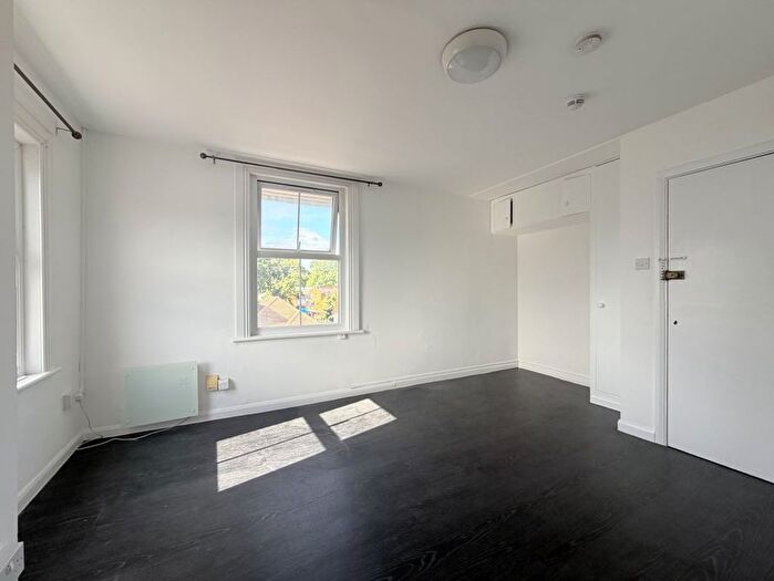 Studio To Rent In Blunt Road, South Croydon, CR2