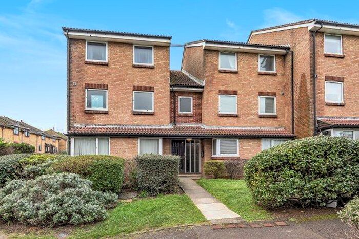 2 Bedroom Flat To Rent In Lake Drive, Peacehaven, BN10