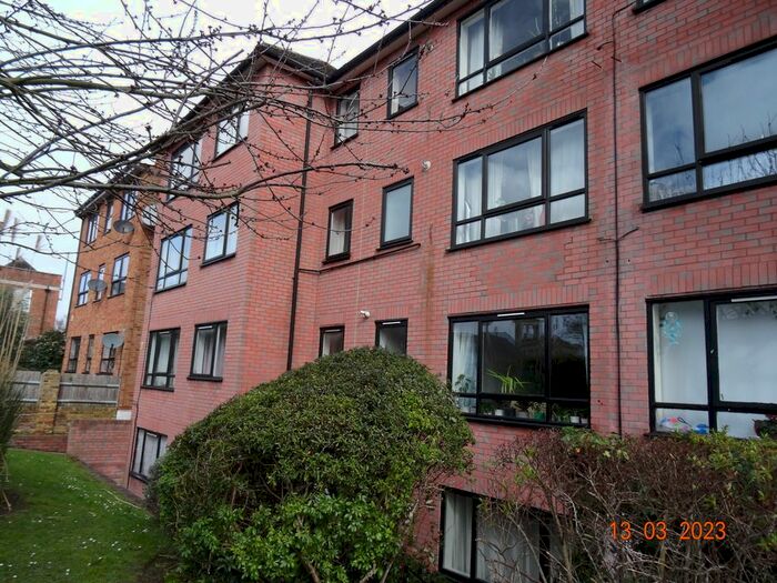 2 Bedroom Flat To Rent In Brooklands Court, Surbiton Road, Kingston, KT1