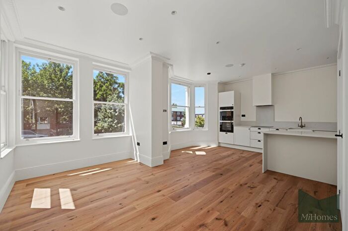 3 Bedroom Maisonette For Sale In Maple Rise, Colney Hatch Lane, N10