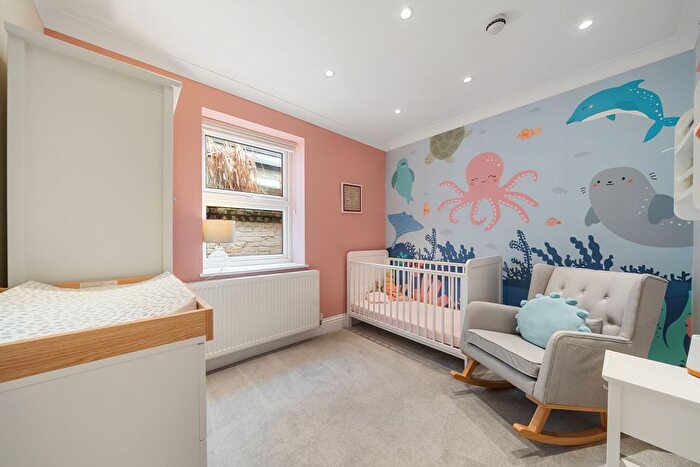 3 Bedroom Flat For Sale In Upper Tollington Park, London, N4