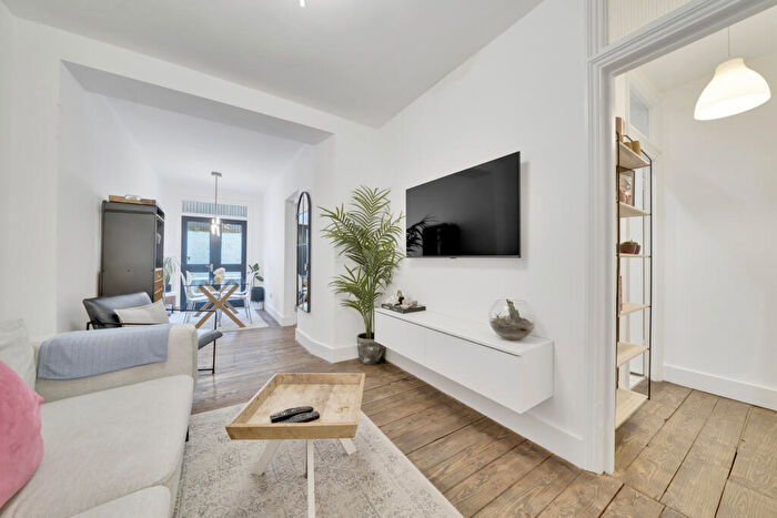 1 Bedroom Apartment To Rent In Shakespeare Walk, London, N16